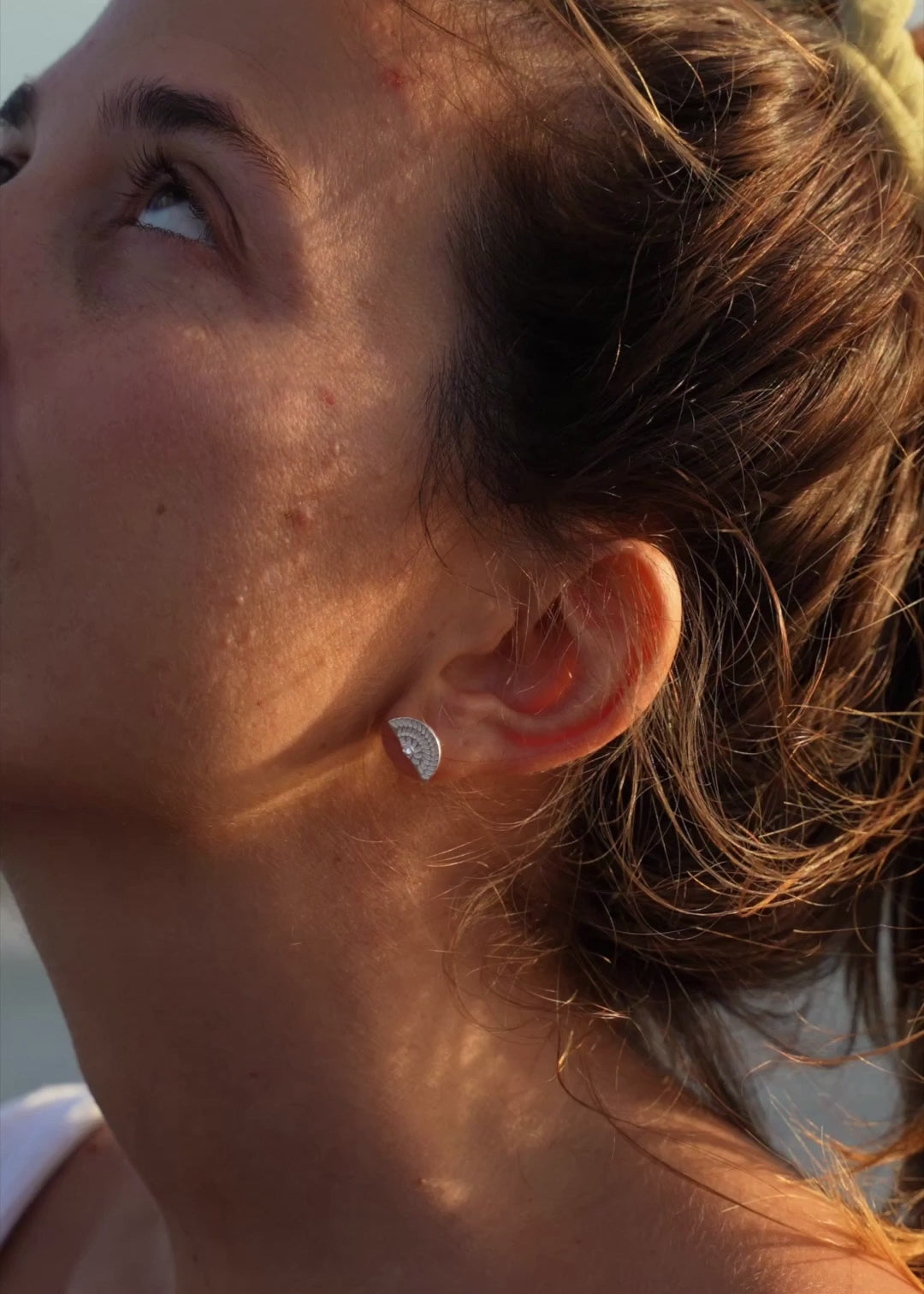 Handgemachte Ohrringe aus Bali | Geschenk mit Bedeutung für Freundin | Ohrstecker aus Silber | Wasserfester Schmuck von VERLAN Jewellery