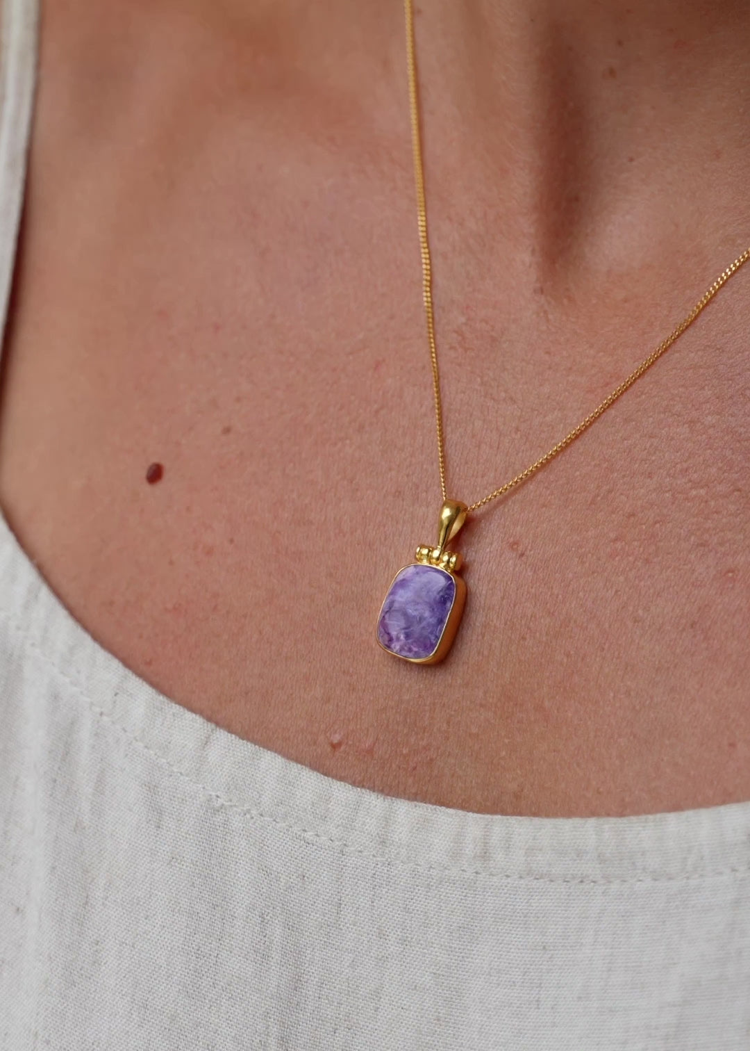 Kette mit Charoit Anhänger | Goldkette mit Lila Stein | Schmuck aus Bali | Handgemachter Schmuck online kaufen | Geschenk für Freundin finden | VERLAN Jewellery