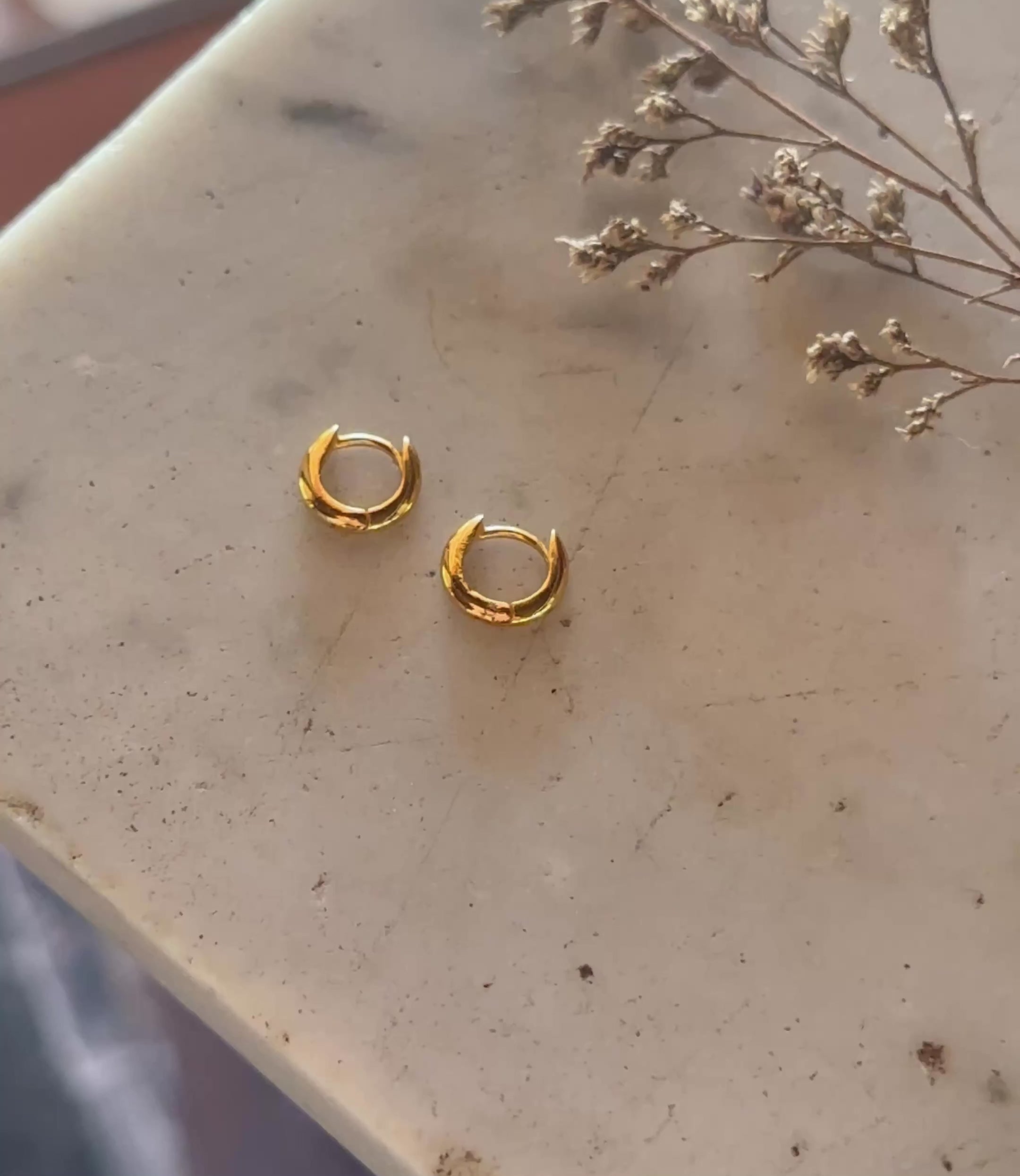 Mini Hoops in gold | goldene kleine Creolen | leichter Verschluss | Ohrringe aus Bali | VERLAN Jewellery