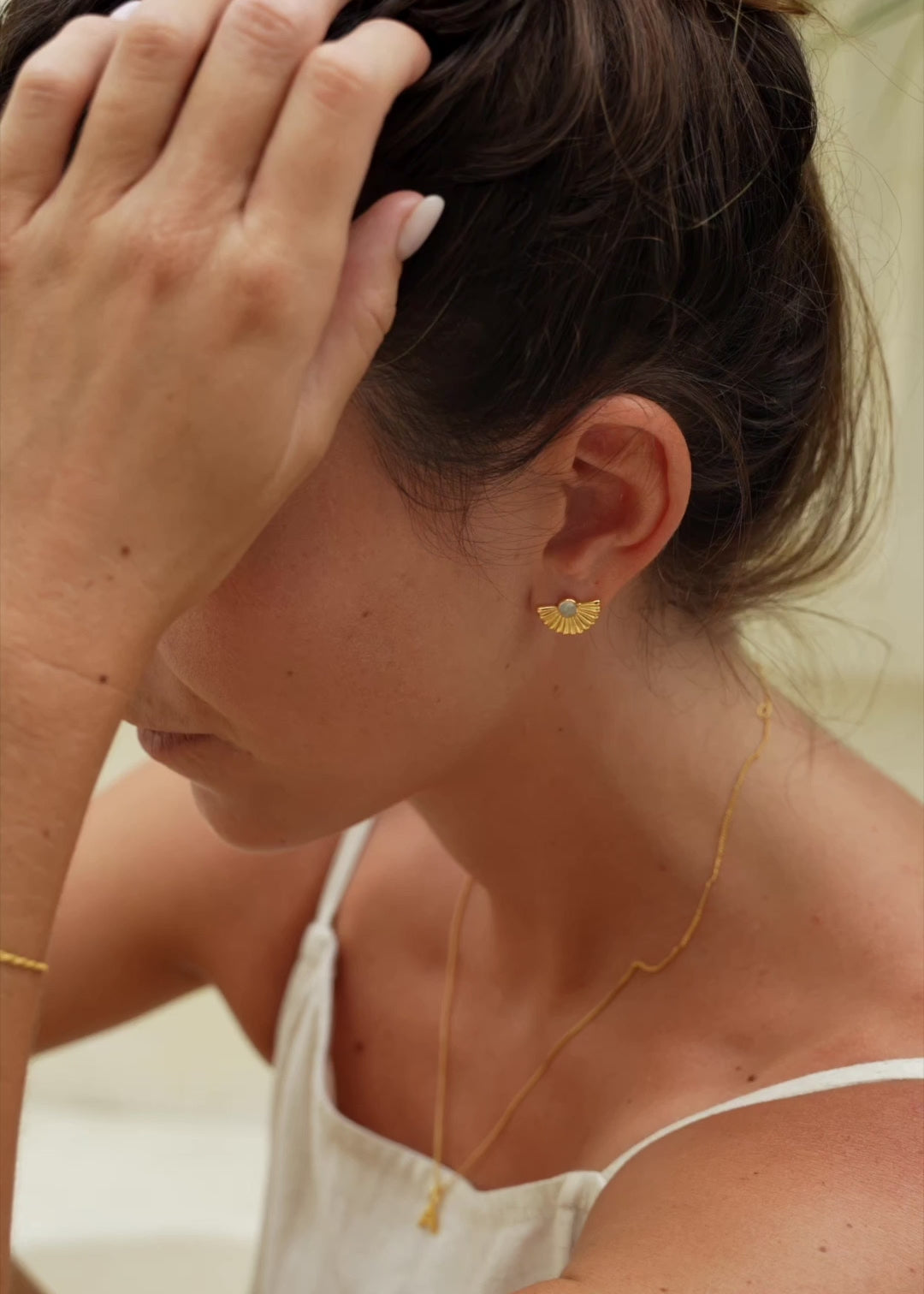 Goldene Ohrstecker mit Mondstein | Gold Ohrringe | Schmuck aus Bali | Handgemachter Schmuck online kaufen | Geschenk für Freundin finden | VERLAN Jewellery