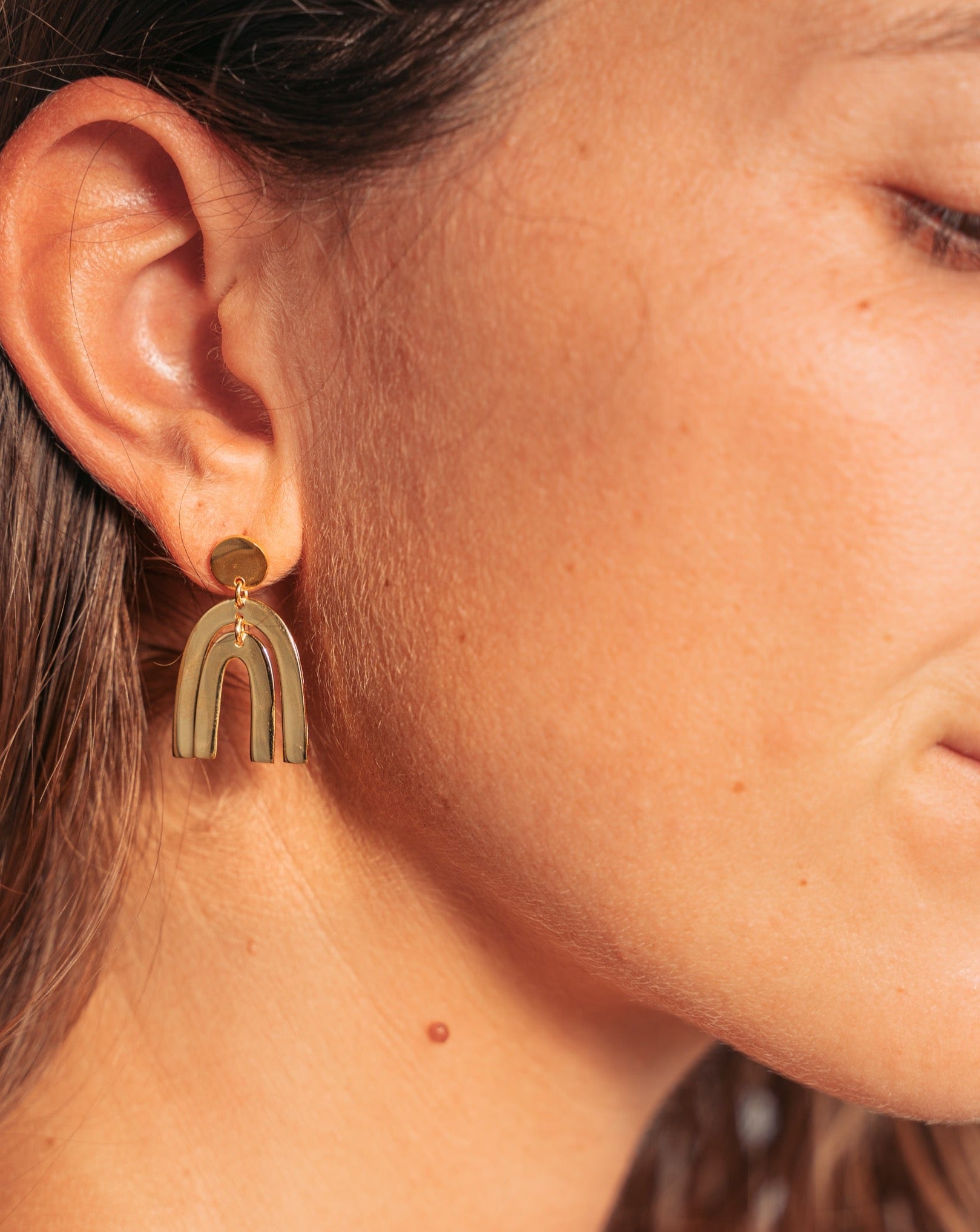 Goldene Ohrringe | Regenbogen Ohrringe | Große Ohrringe | Fairer und nachhaltiger Schmuck | Geschenk für Freundin finden