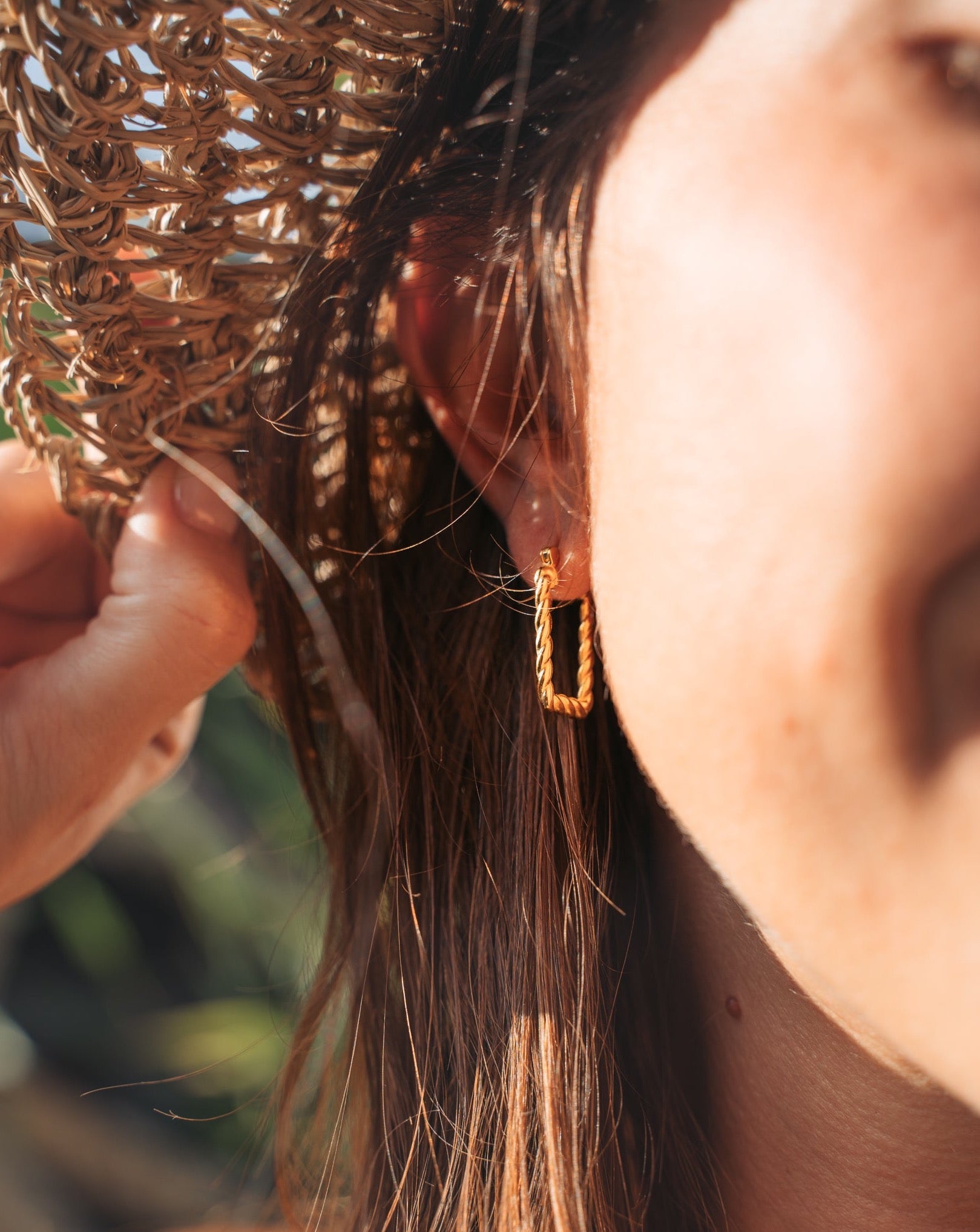 eingedrehte Ohringe | SMALL TEPI Ohrringe | Goldene Kreolen | Handgemachter Schmuck aus Bali / VERLAN Jewellery