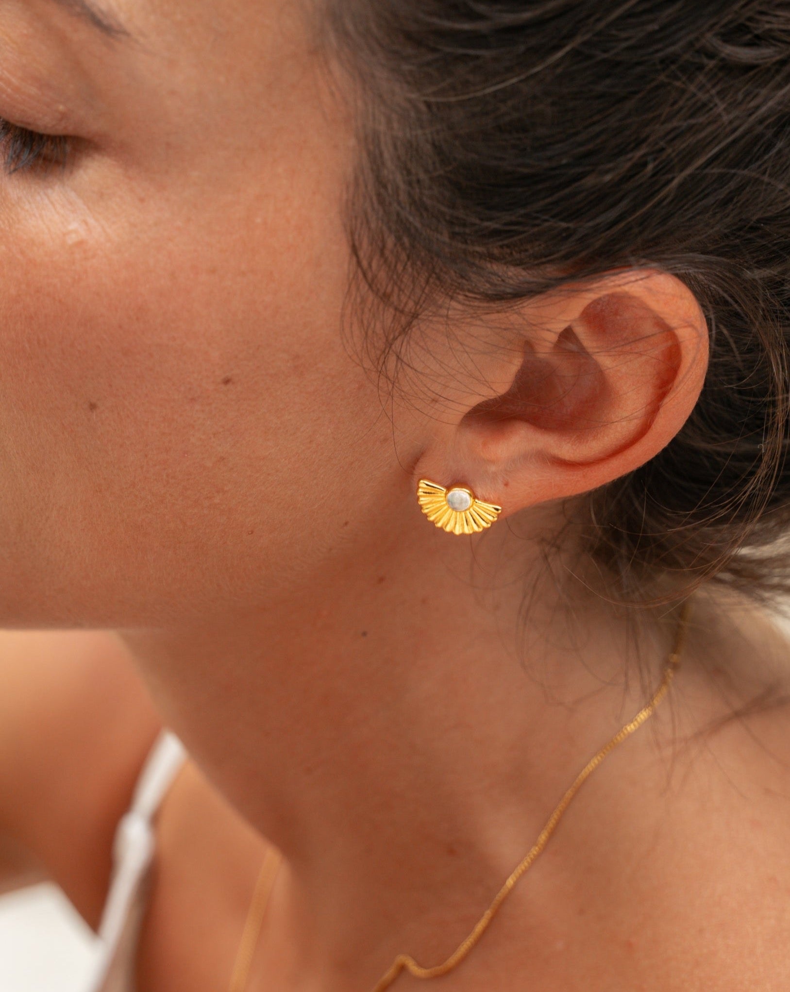 Goldene Ohrstecker mit Mondstein | Gold Ohrringe | Schmuck aus Bali | Handgemachter Schmuck online kaufen | Geschenk für Freundin finden | VERLAN Jewellery