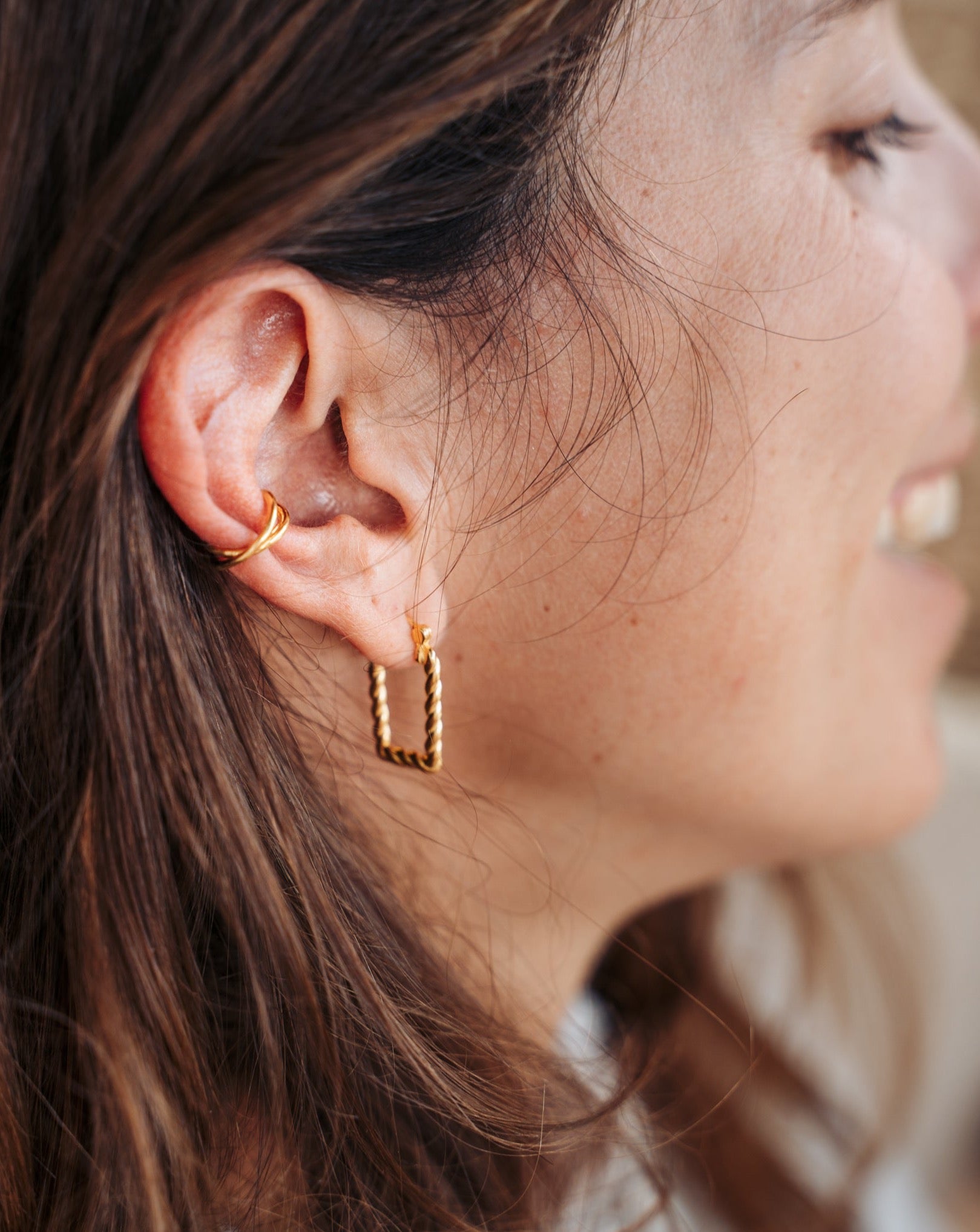 Twisted Ear Cuff | Handgemachter Schmuck aus Bali | Goldener Ear Cuff | Ohrring ohne Piercing | VERLAN Jewellery