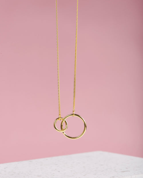 Handmade with love | VERLAN Jewellery | Fairfashion | Handgemachte Armreifen im Boho Look aus Bali | Fair und nachhaltig handgefertigter Schmuck | Bali Tales | Sterlingsilber | Travel Feelings | Silberschmuck | KARMA Necklace | Doppelkreis Kette