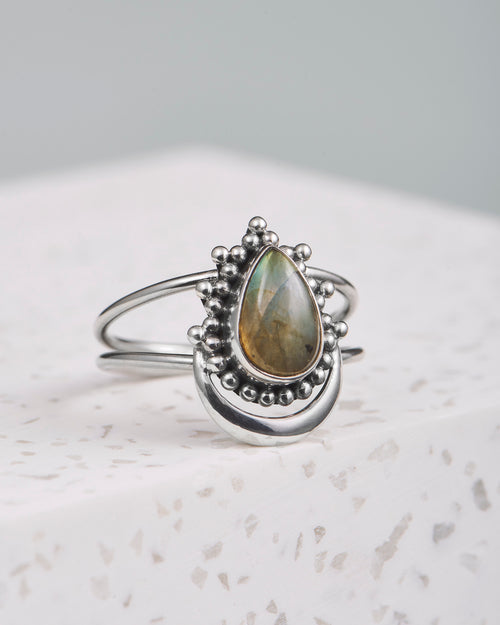 Handmade with love | VERLAN Jewellery | Fairfashion | Handgemachte Ringe im Boho Look aus Bali | Fair und nachhaltig handgefertigter Schmuck | Silberring mit Labradorit | 925 Silber