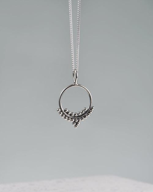 Handmade with love | VERLAN Jewellery | Fairfashion | Handgemachte Kette im Boho Look aus Bali | Fair und nachhaltig handgefertigter Schmuck | Necklace im Mandala Look | BALIAN Kette