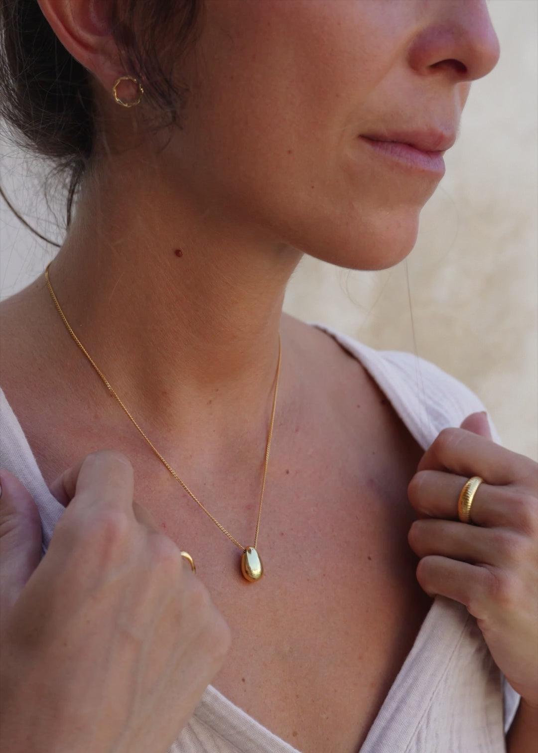 goldene kleine Creolen | Schmuck aus Bali | VERLAN Jewellery | das perfekte Geschenk für Freundin finden |  Kreis Ohrstecker