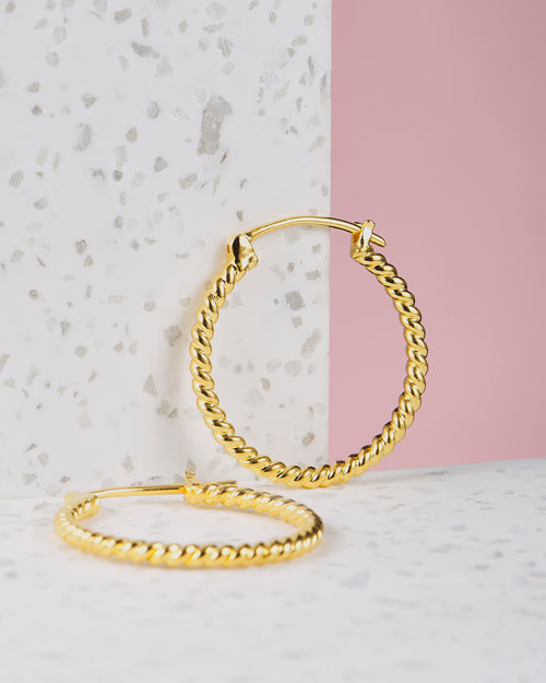 Handmade with love | VERLAN Jewellery | Fairfashion | Handgemachte Ohrringe im Boho Look aus Bali | Fair und nachhaltig handgefertigter Schmuck | Geflochtene Kreolen| PENIDA HOOPS