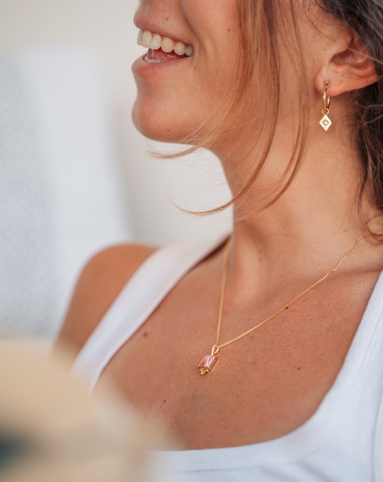 Goldene Kette mit Rhodochrosit Stein | Schmuck aus Bali | VERLAN Jewellery | das perfekte Geschenk für Freundin finden | Boho Schmuck