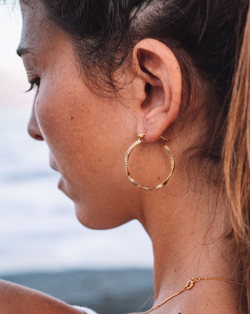 Boho Ohrringe Creolen gold | Handgemacht auf Bali | Große Kreolen gold | Handgemachte Ohrringe gold creolen  | Bali Schmuck online kaufen | Das perfekte Geschenk für Freundin finden bei VERLAN Jewellery 
