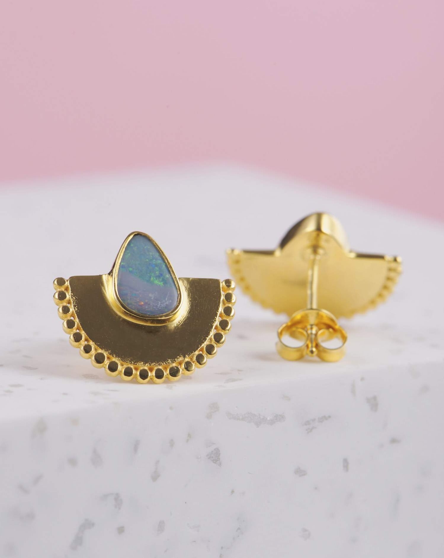 Handgemachte Ohrringe mit Opal Steinen | 925 Silber - 3 Mikron Vergoldung | Fair und umweltschonend auf Bali handgefertigt | VERLAN Jewellery | Fairfashion