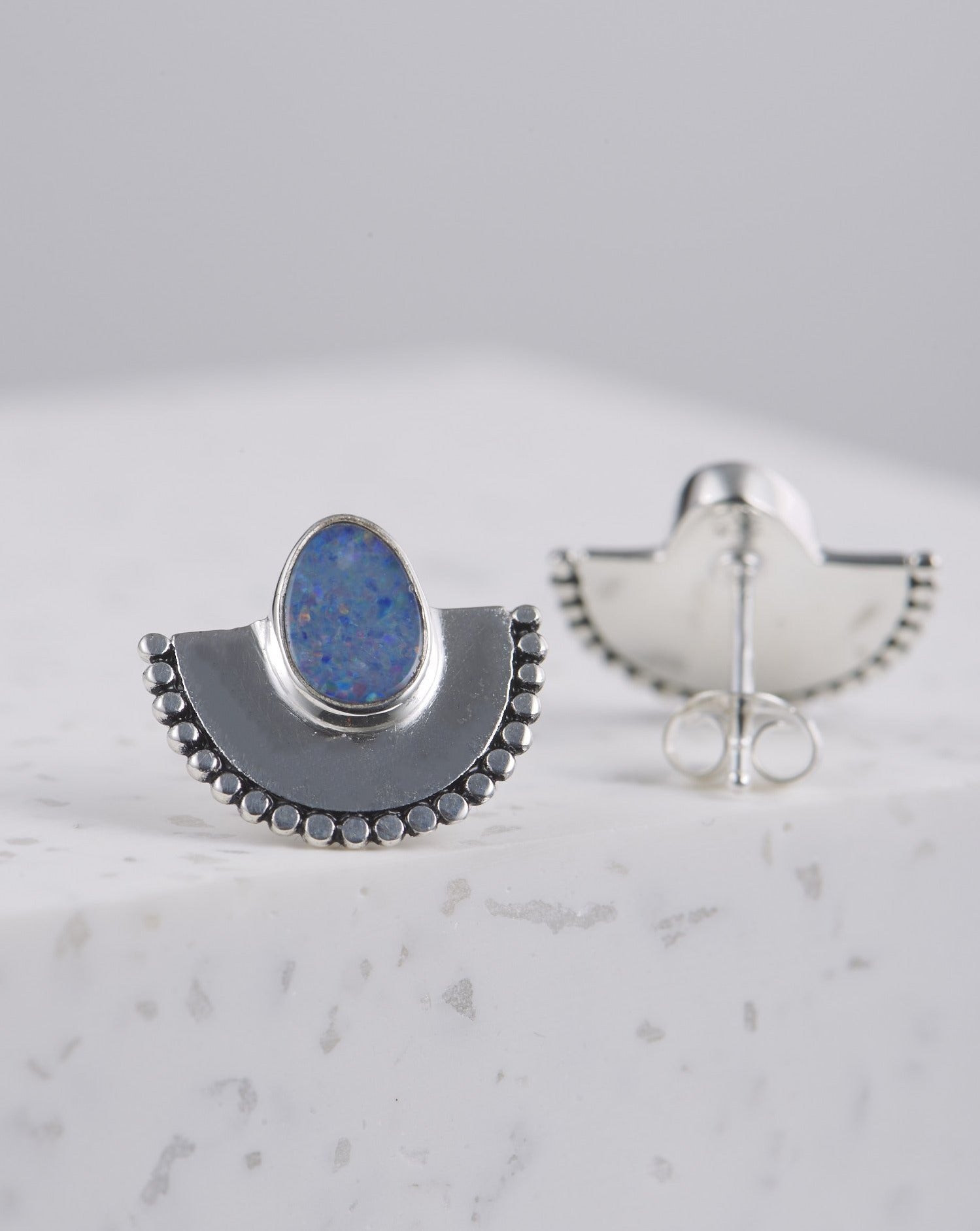 Handgemachte Ohrringe mit Opal Steinen | 925 Silber - wasserfest | Fair und umweltschonend auf Bali handgefertigt | VERLAN Jewellery | Fairfashion 
