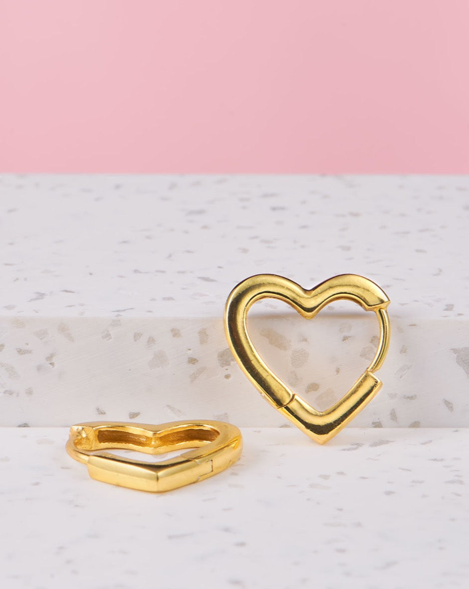 goldene Herz Creolen | Heart Hoops | Herz Ohrringe |  VERLAN Jewellery | bequeme Ohrringe aus Silber  Schmuck online kaufen