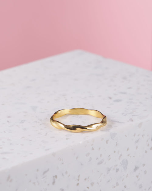 Eingedrehter goldener Ring | VERLAN Jewellery | handgemachter schmuck aus Bali | das perfekte Geschenk für Freundin finden