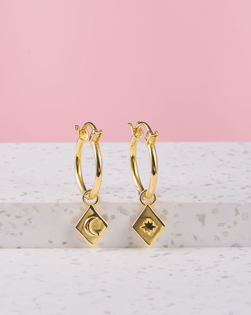 goldene Kreolen mit Mond Anhänger | Schmuck aus Bali | VERLAN Jewellery | das perfekte Geschenk für Freundin finden | nickelfreier Schmuck