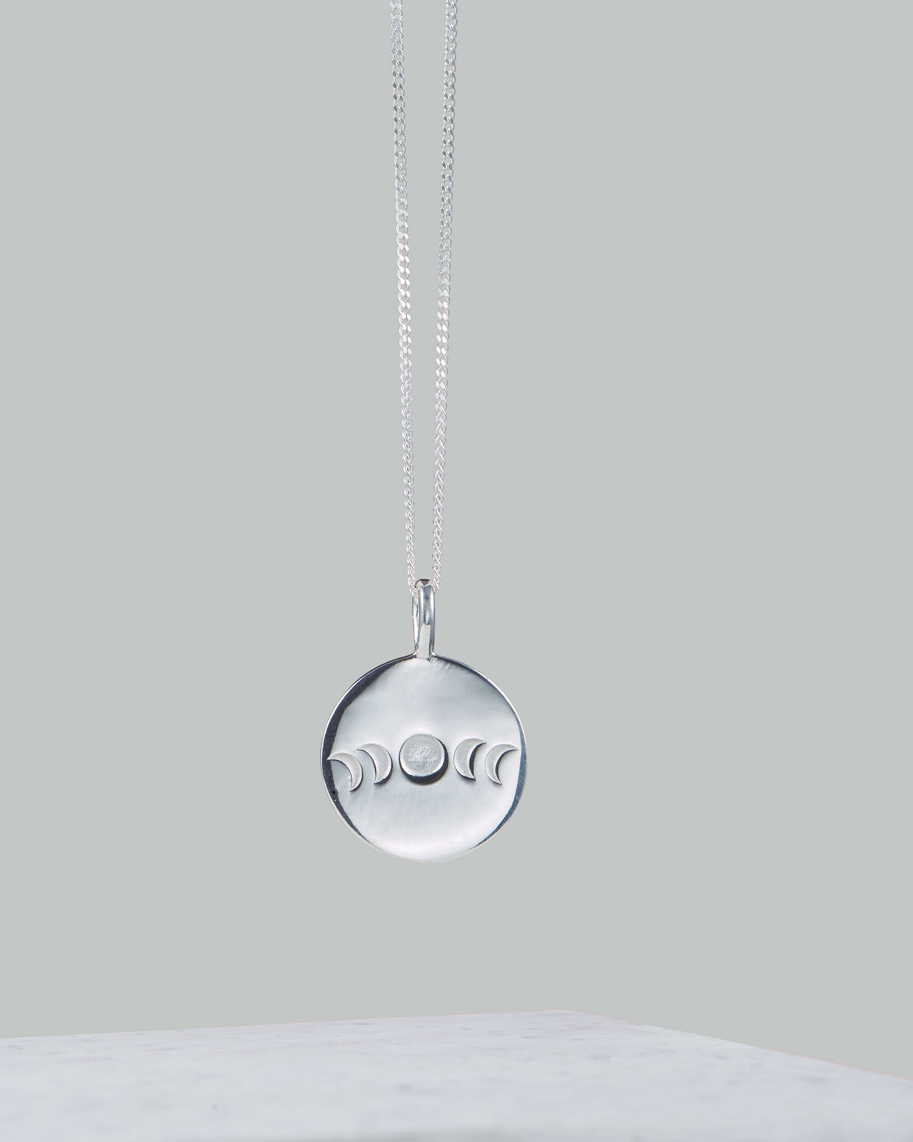 MOON CHILD Necklace | Plättchenkette mit Mondphasen | Handgemachte Kette | 925 Silber - wasaserfest | Fair und umweltschonend auf Bali handgefertigt | VERLAN Jewellery | Fahrfashion | naltur clothing