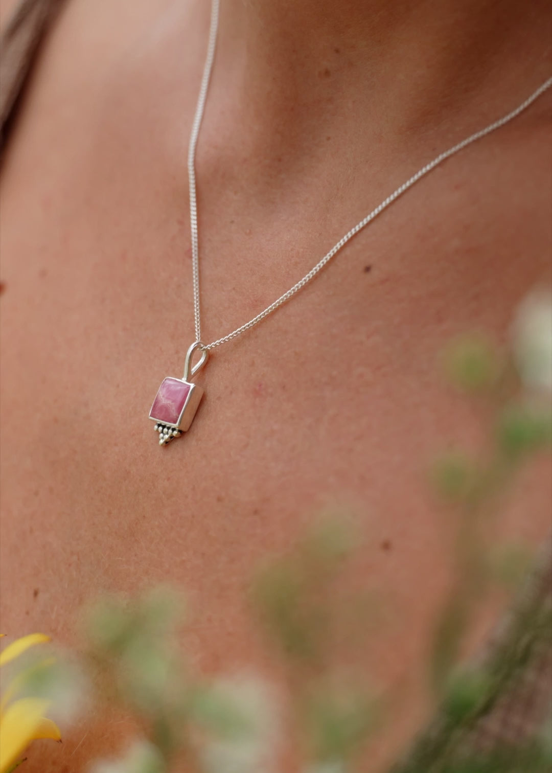 Silber Kette mit Rhodochrosit Stein | Schmuck aus Bali | VERLAN Jewellery | das perfekte Geschenk für Freundin finden | Boho Schmuck