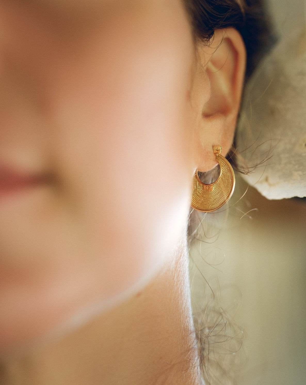 Ohrringe gold modern | Handgemacht auf Bali | goldene ohrringe stecker | Handgemachte Ohrringe gold creolen  | Bali Schmuck online kaufen | Fair produzierter Schmuck aus Bali |  Das perfekte Geschenk für Freundin finden bei VERLAN Jewellery 