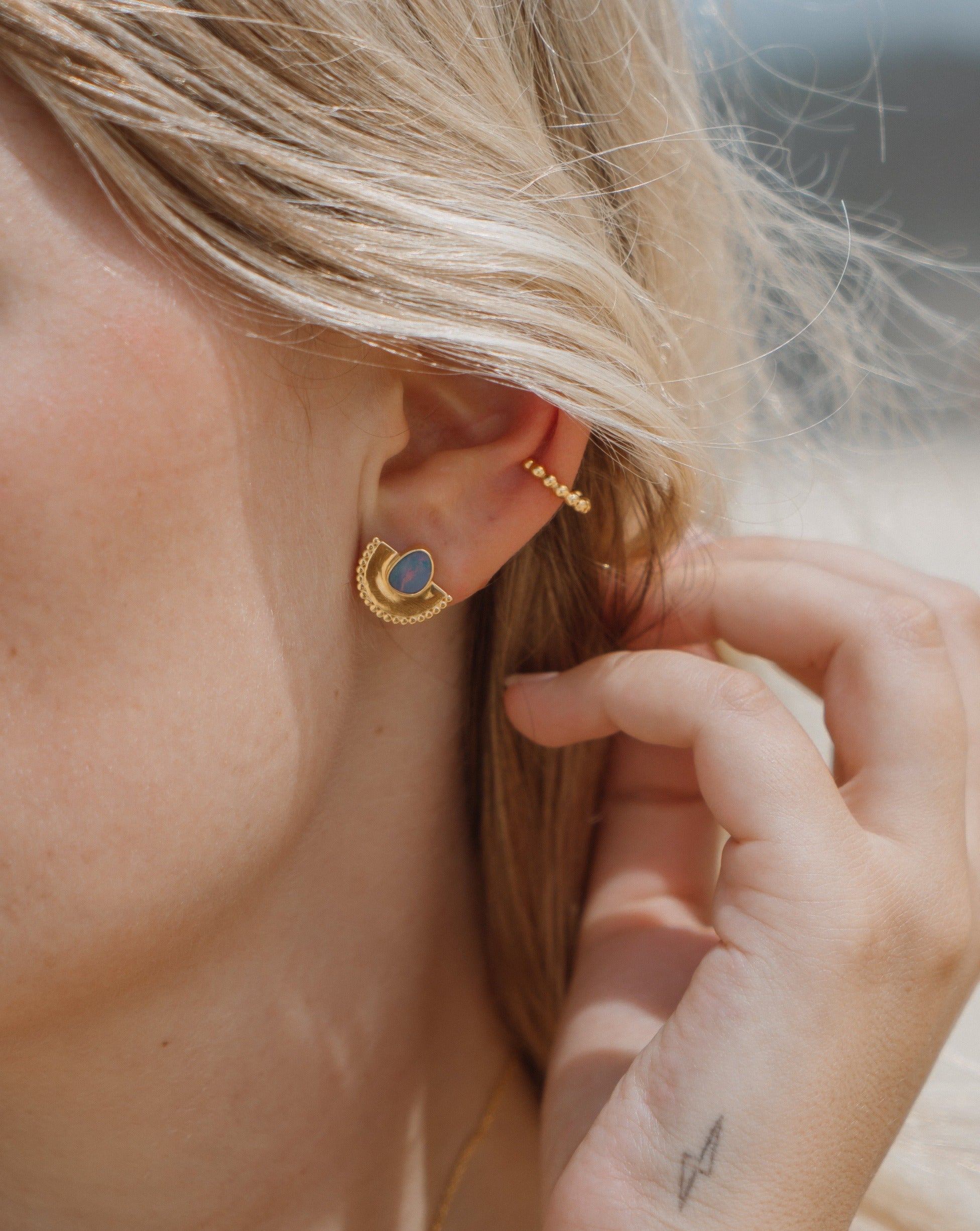Handgemachte Ohrringe mit Opal Steinen | 925 Silber + 3 Mikron Vergoldung | Fair und umweltschonend auf Bali handgefertigt | VERLAN Jewellery | Fairfashion 