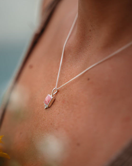 Silber Kette mit Rhodochrosit Stein | Schmuck aus Bali | VERLAN Jewellery | das perfekte Geschenk für Freundin finden | Boho Schmuck