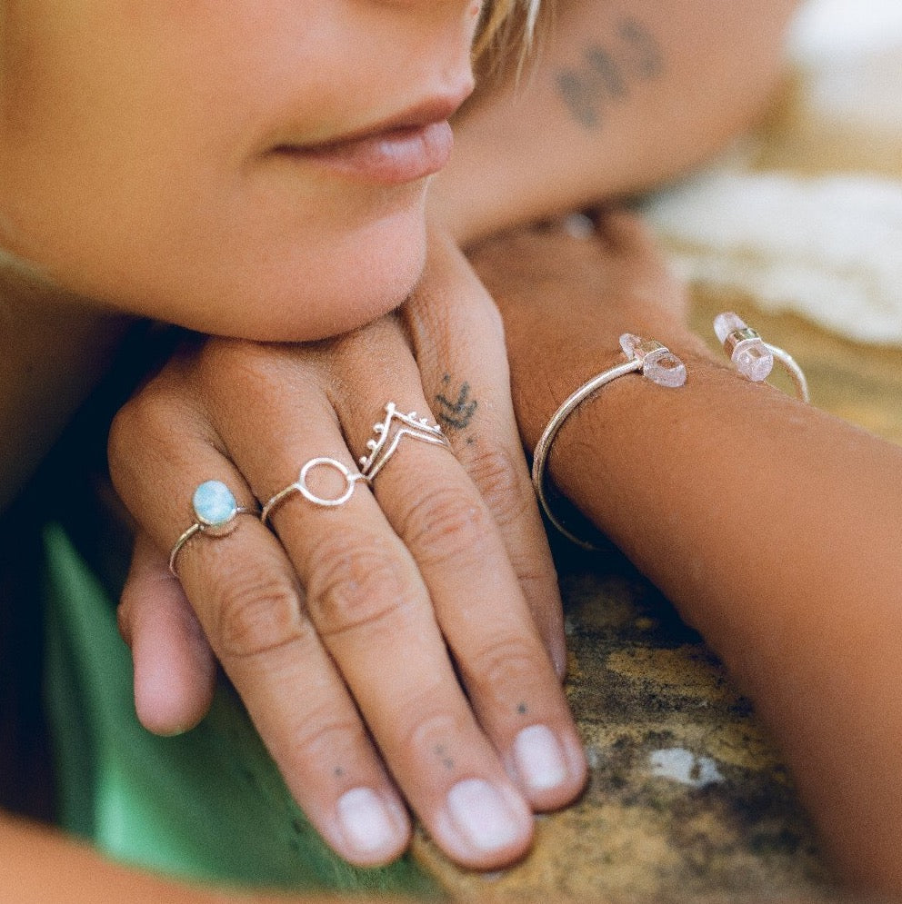 Handmade with love | VERLAN Jewellery | Fairfashion | Handgemachte Ringe im Boho Look aus Bali | Fair und nachhaltig handgefertigter Schmuck | Bali Tales | V-Ring | Sterlingsilber | Travel Feelings | Silberschmuck | Crown Karma Ring